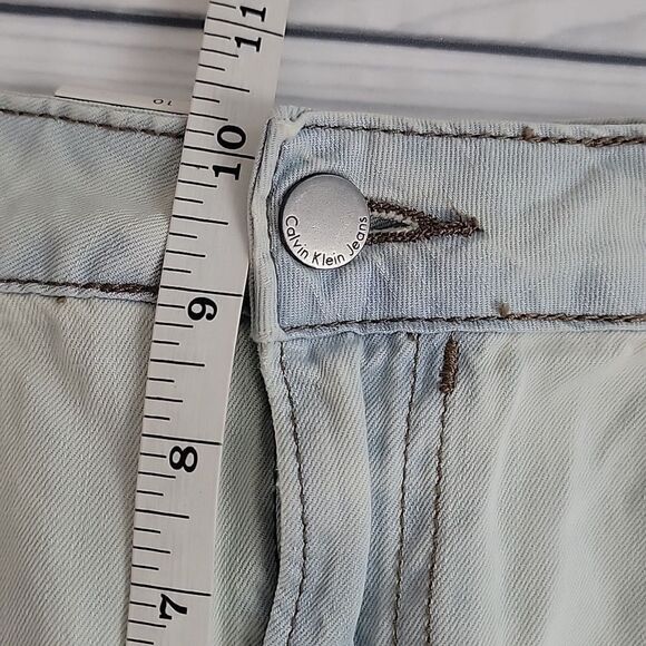 Calvin Klein lightwash jean shorts Women's Size 10 - Picture 11 of 12